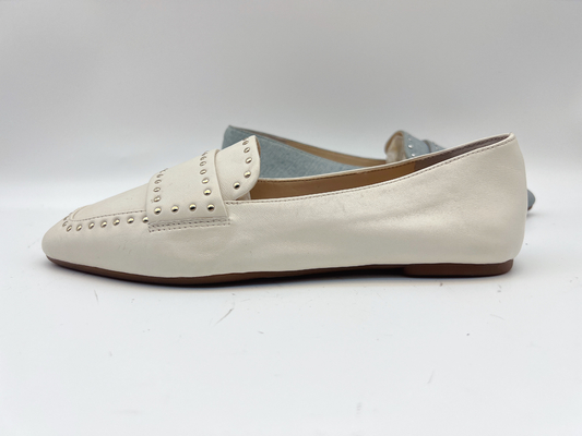Het zachte Beige van het Leer Vlakke Schoenen van Koedames Echte met Nagelsontwerp