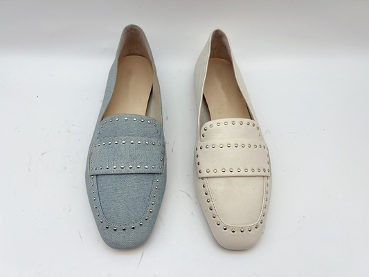 Het zachte Beige van het Leer Vlakke Schoenen van Koedames Echte met Nagelsontwerp