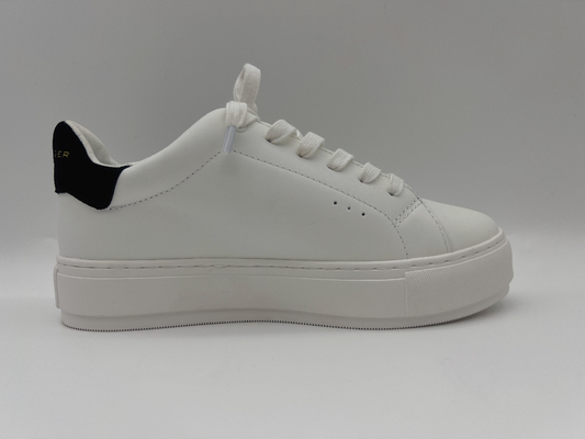 Het Leer van zachte Koevrouwen Wandelingsschoenen, Klassieke Witte Schoenen met Decoratieve Steenbloem