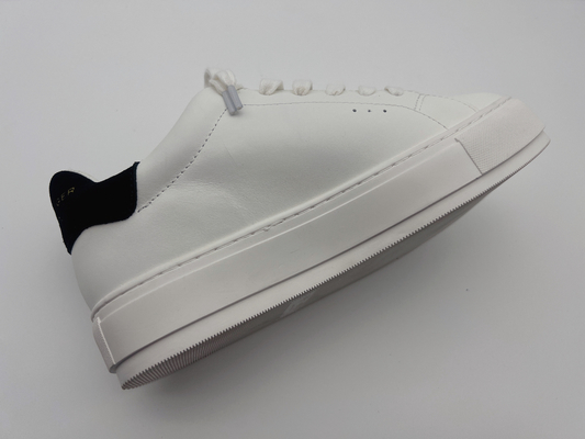 Het Leer van zachte Koevrouwen Wandelingsschoenen, Klassieke Witte Schoenen met Decoratieve Steenbloem