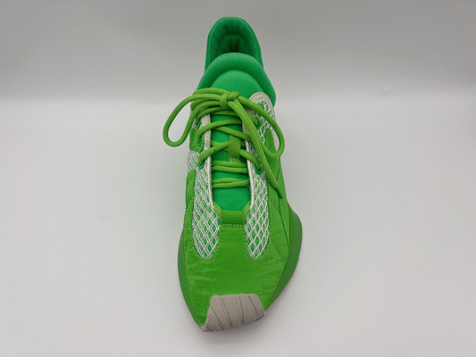 De Schoenen Toevallige Groene Vrouwen van de Misstap niet de Basketbalschoenen van Atletieksport