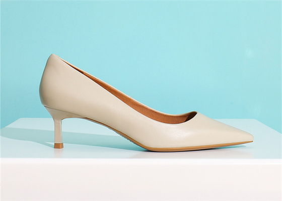 De witte Zachte Pompen van het Koe Echte Leer 2cm Lage Schoenen van de Hielkleding voor Dames