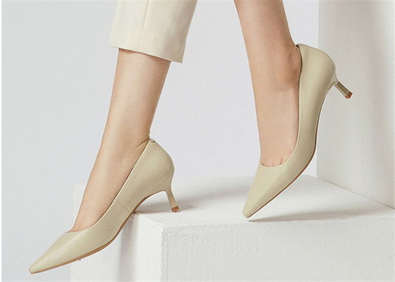 De witte Zachte Pompen van het Koe Echte Leer 2cm Lage Schoenen van de Hielkleding voor Dames