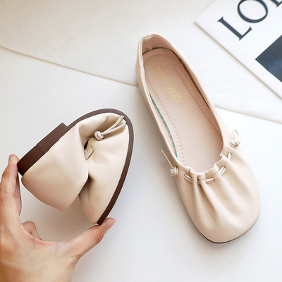 De stevige Vlakke Schoenen van het Kleuren Zachte Ballet, Wit Vierkant Toe Crinkled Rubber Flat Shoes van Vrouwen