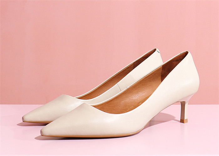 De witte Zachte Pompen van het Koe Echte Leer 2cm Lage Schoenen van de Hielkleding voor Dames